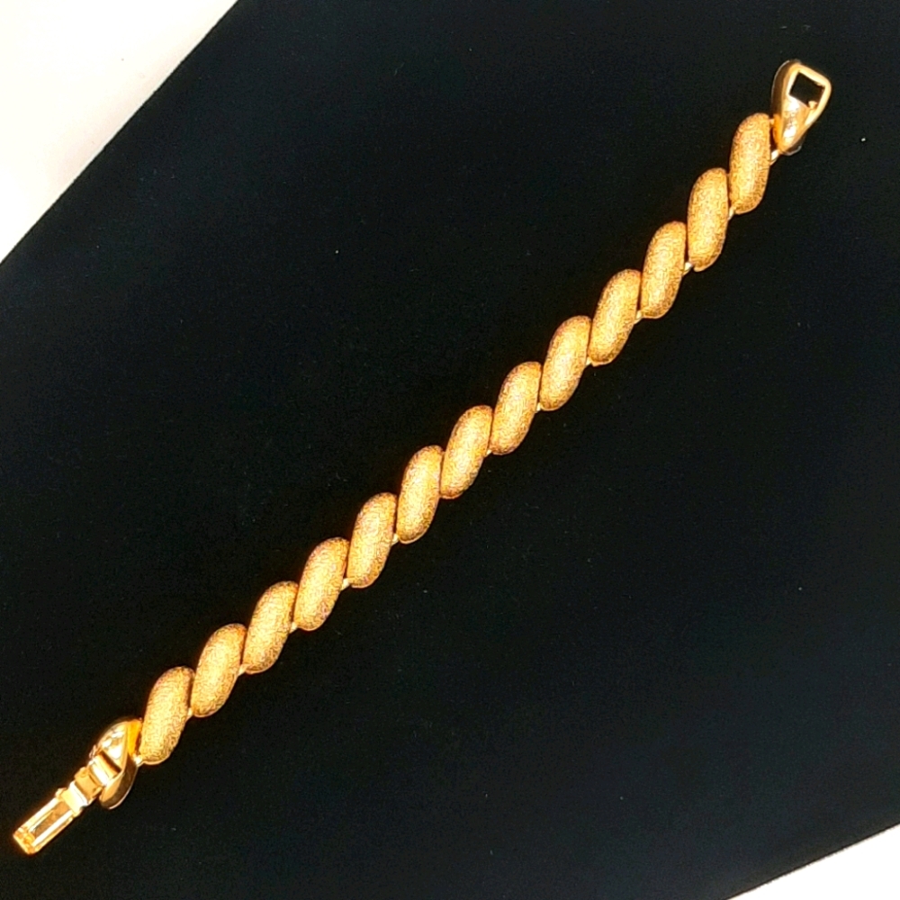 Vintage Chic Gold Tone Link bracelet
